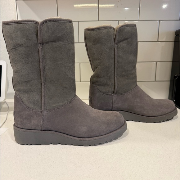 UGG Gray Suede Women's Boots Size 8 - Picture 3 of 8
